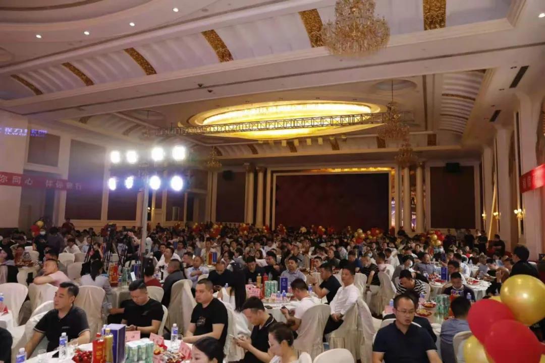 社會(huì)各界嘉賓與銷售經(jīng)理、新聞媒體及網(wǎng)紅代表600余人，盛況空前引人注目